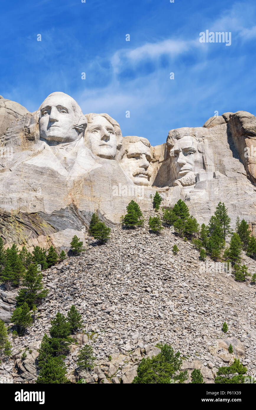 Sculpture présidentielle à Mount Rushmore national memorial, Etats-Unis. Fond de Ciel bleu. Disposition verticale. Banque D'Images