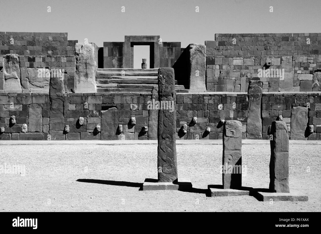 Trois stèles dans le temple semi-souterraine dans les ruines de Tiwanaku (stade urbain 1 AD AD-374) Banque D'Images