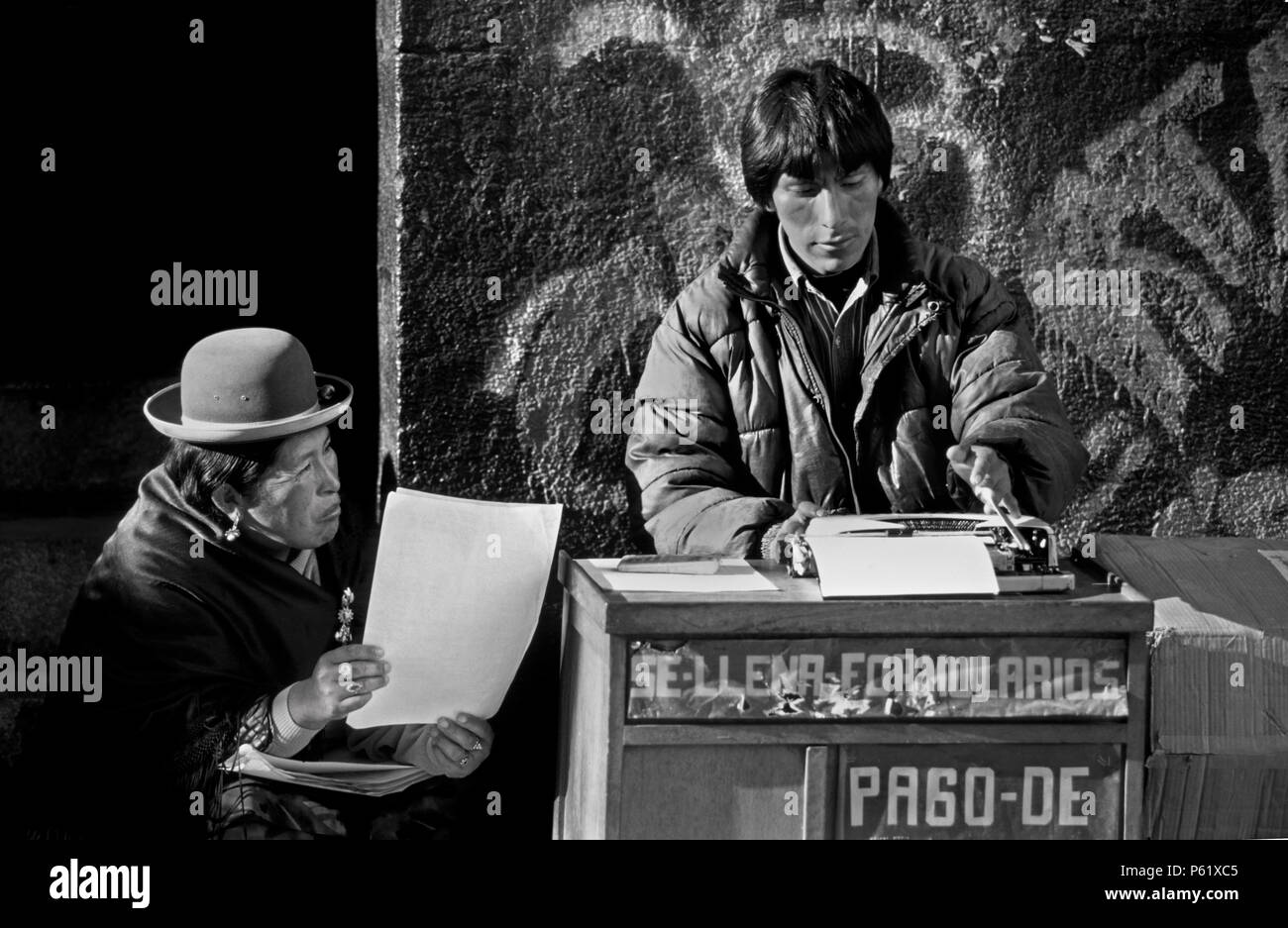 Types de rue scribe une lettre pour une femme AYMARA illeterate - LA PAZ, BOLIVIE Banque D'Images