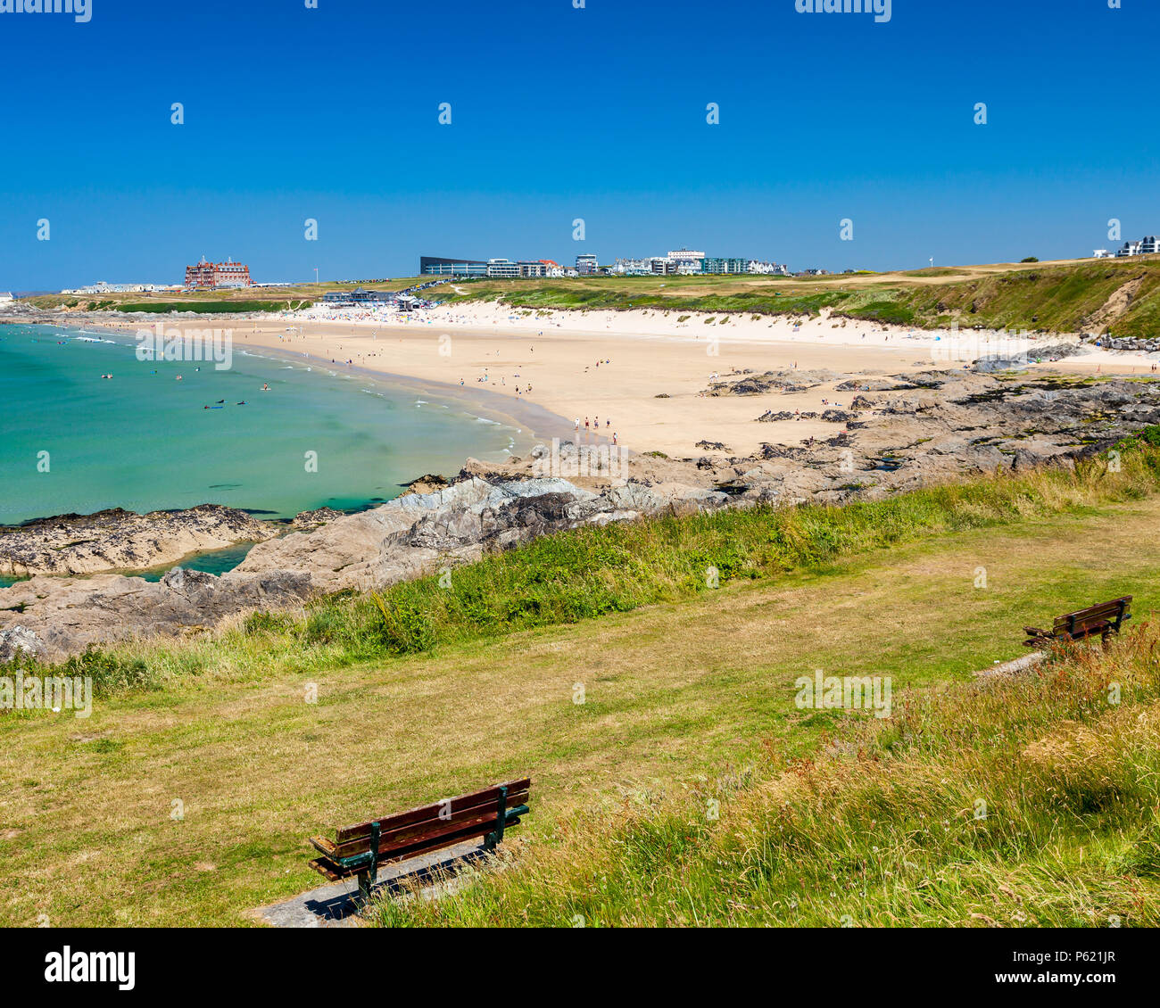 Ciel bleu et mer turquoise, surplombant la plage de Fistral Newquay Cornwall England UK Europe Banque D'Images