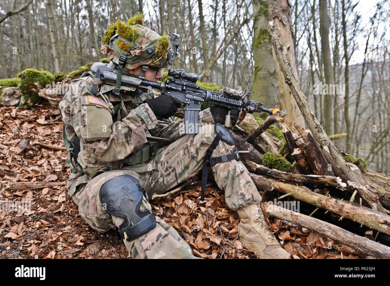 La FPC. Anthony Aldaco, la Compagnie B, 1er bataillon du 503e Régiment d'infanterie (Airborne), poursuit une cible de l'ennemi le long d'une crête au cours d'une mission d'entraînement aux manœuvres défensives au sabre la sortie 16, 10 avril, 2016. L'exercice, qui s'est tenue au Centre de préparation interarmées multinationale à Hohenfels, Allemagne, le 31 mars- 24 avril 2016, est conçu pour évaluer le niveau de préparation de l'armée américaine 173e Brigade aéroportée de l'Europe de mener des opérations terrestres unifiée et de promouvoir l'interopérabilité dans un environnement interarmées et multinational. Sortie 16 Sabre comprend près de 5 000 participants de 16 pays de l'OTAN et partenaire européen nat Banque D'Images