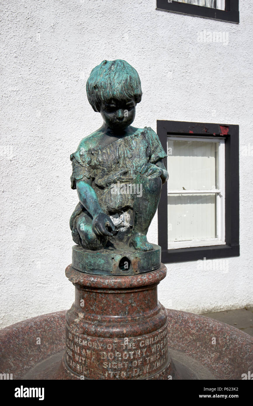 Fontaine d'eau potable et enfants figure en bronze en l'honneur de William et Dorothy wordsworth wordsworth Cockermouth Cumbria England UK memorial Banque D'Images