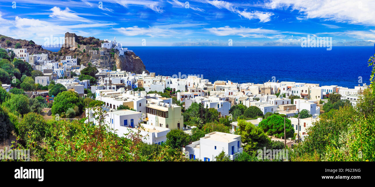 Maisons traditionnelles,mer et vieux château,Nisyros island, Grèce. Banque D'Images