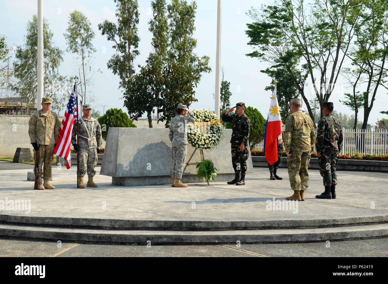 Strakonice, Philippines) - Des soldats du 445e Bataillon des affaires civiles, 324e, et l'entreprise PSYOP 7 Division d'infanterie, les Forces armées des Philippines saluer comme ils déposer une couronne au Monument commémoratif de Cabanatuan POW, le 11 avril 2016. (U.S. Photo de l'armée par le capitaine Michael Smith) Banque D'Images