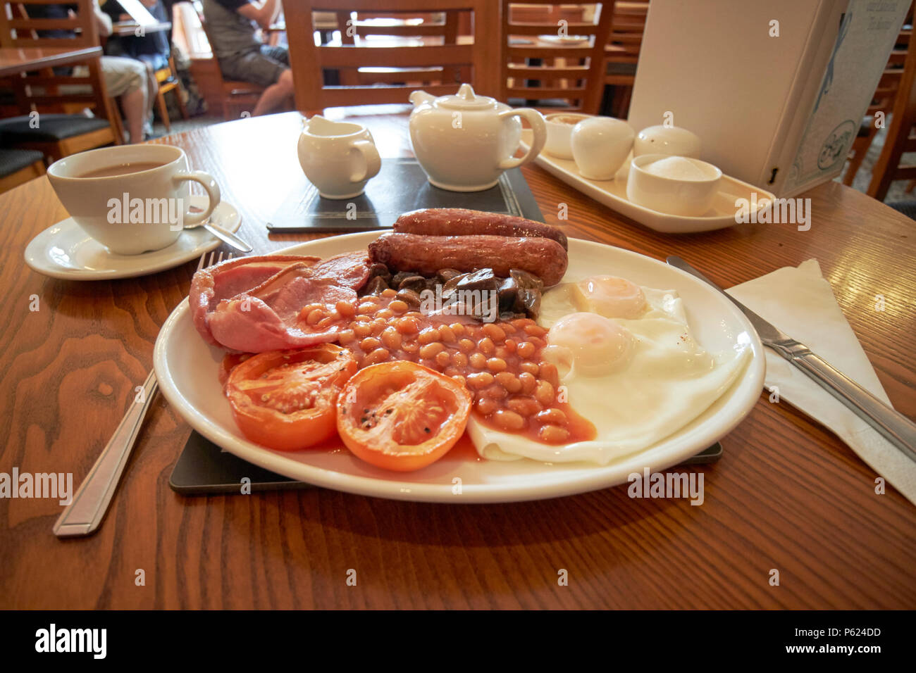 Petit-déjeuner anglais complet dans un ancien salon de thé café Lake District de Keswick Cumbria England UK Banque D'Images