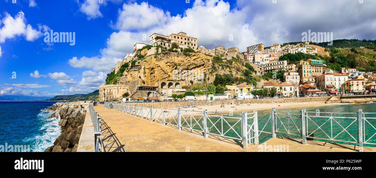 Belle vue,village Pizzo aux maisons colorées et mer,Calabre,Italie. Banque D'Images