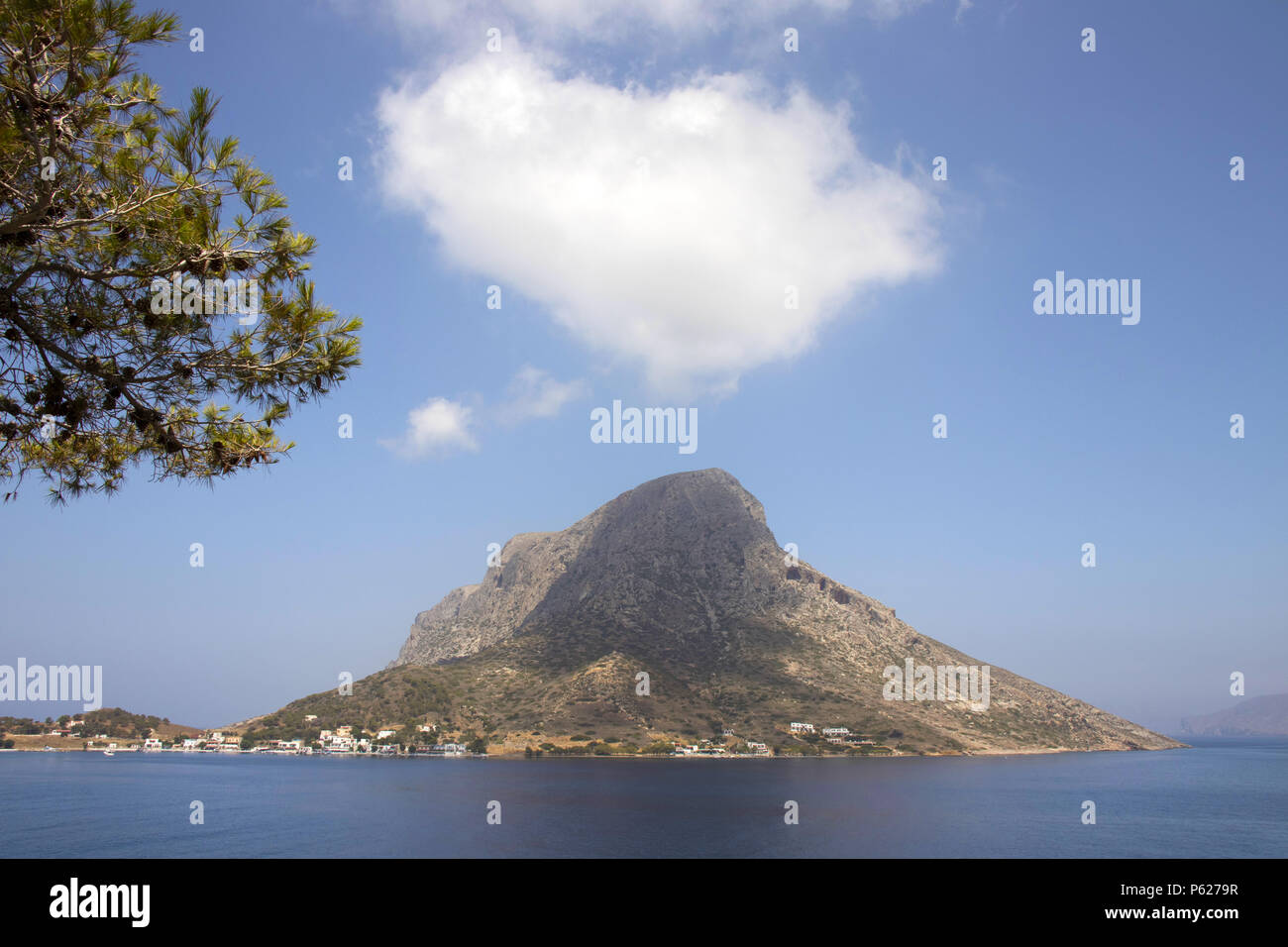 L''île de Telendos, nuage blanc et ombre, vu de Kalymnos, Grèce Banque D'Images