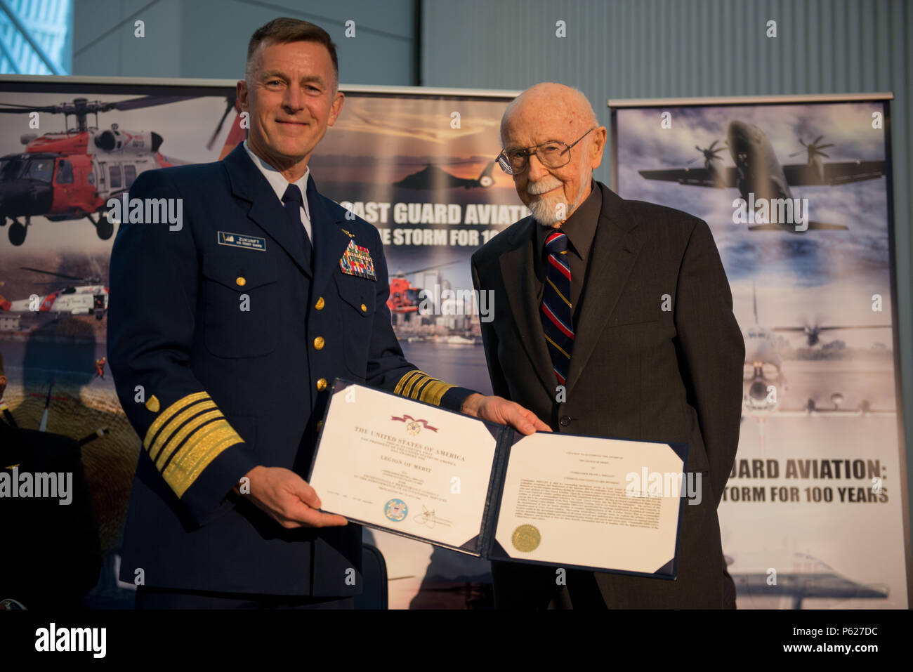 La Garde côtière a pris sa retraite le Cmdr. Frank Shelley (droite) pose avec le Commandant de la Garde côtière canadienne Adm. Paul Zukunft lors de la réception d'une Légion du mérite pour ses services en tant que gestionnaire de projet pour l'essai, d'évaluation, d'acceptation et de déploiement de l'hélicoptère Sikorsky HH-52A, lors d'une cérémonie pour le Smithsonian National Air and Space Museum Jeudi, Avril 14, 2016, au Steven F. Udvar-Hazy Center à Chantilly, en Virginie. L'HH-52, numéro 1426 de queue a été le premier avion de la Garde côtière canadienne à être intronisé à la Smithsonian au cours de la cérémonie d'aujourd'hui. U.S. Coast Guard photo de Maître de 2e classe David R. Banque D'Images