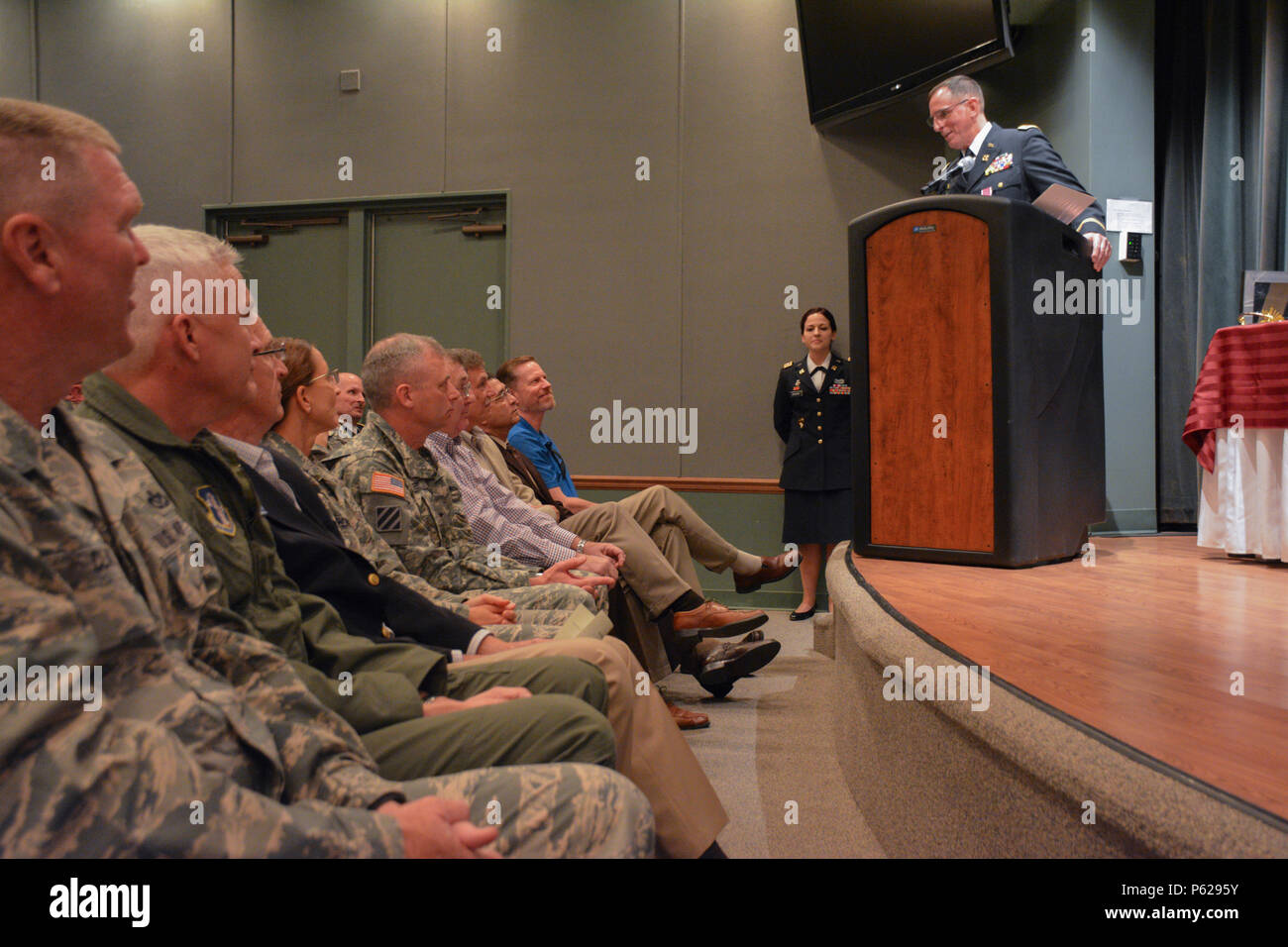 Le colonel Leonard H. Dyer, Jr., ancien chef d'état-major de la Garde  nationale de l'Arizona, adresse à l'auditoire au cours de sa retraite à  Papago Park Réserve militaire à Phoenix, le 3