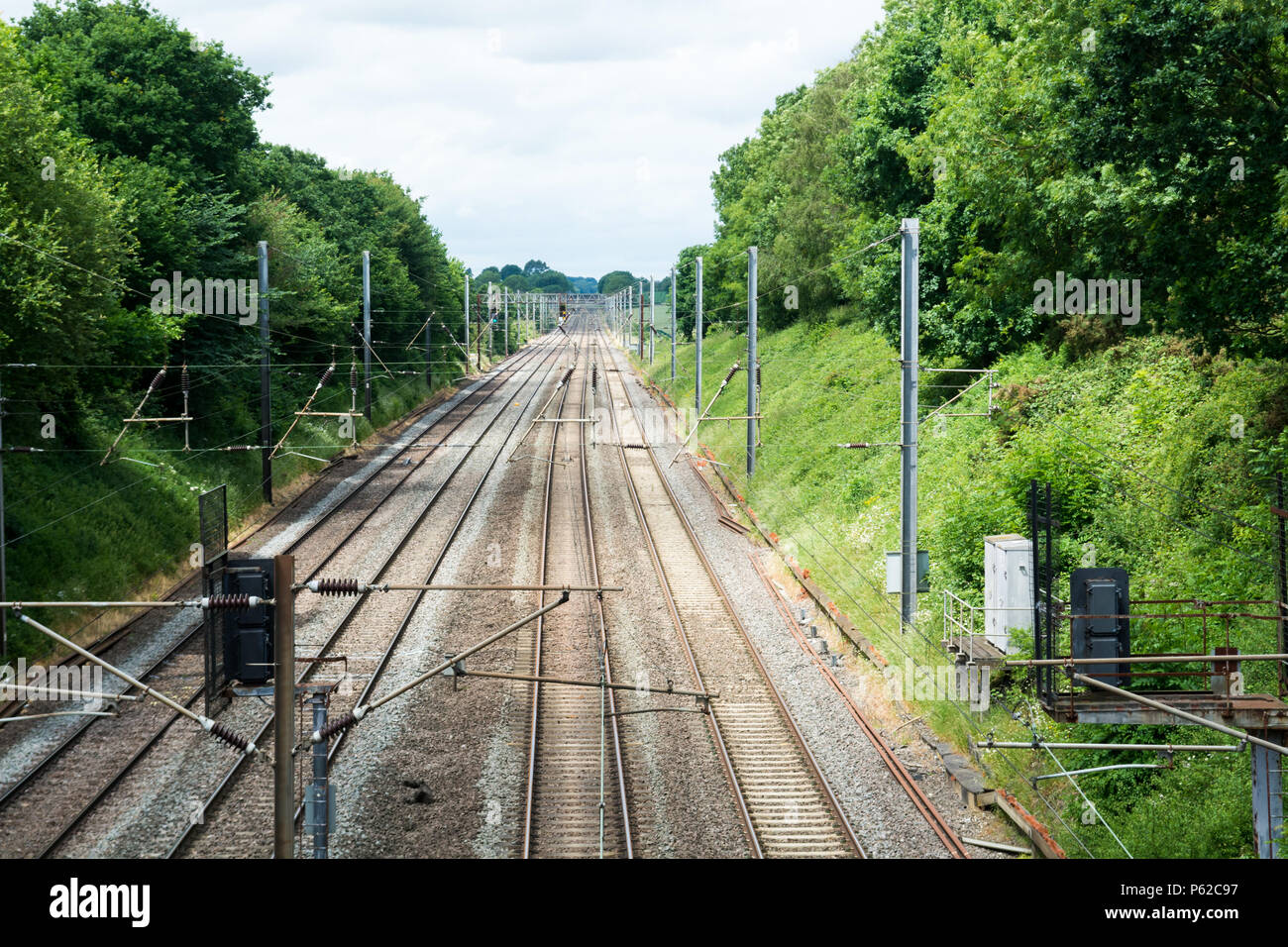 Les voies ferrées, les voies du droit et long, avec pas de train Banque D'Images