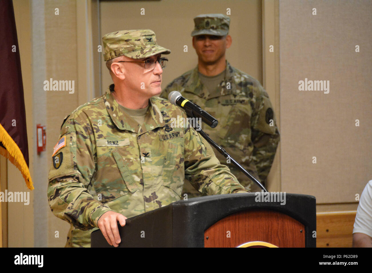 Le colonel Evan M. Renz grâce actuels dirigeants, partenaires de mission, l'ensemble de la communauté de San Antonio, et le personnel du Centre médical de l'Armée de Brooke, pendant son allocution lors de la cérémonie de passation de commandement au Centre médical militaire de San Antonio, 1 avril 2016. (U.S. Photo de l'Armée de Robert T. Shields/libérés) Banque D'Images