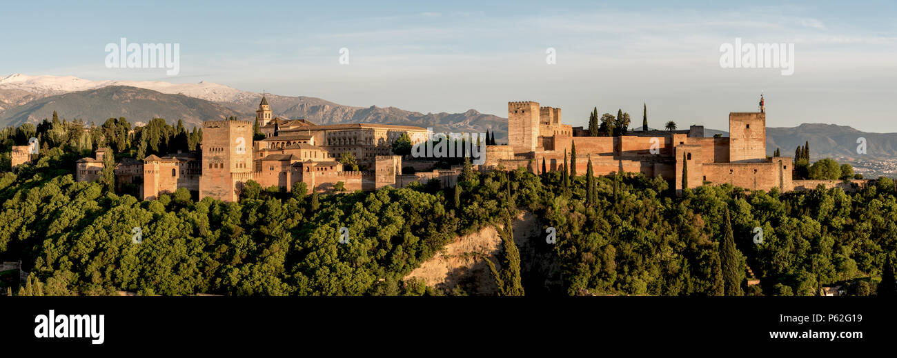 Vue panoramique de l'Alhambra de Grenade à la Sierra Nevada. Palacios Nazaríes, Palais de Charles V, l'Alcazaba. Andalousie, Espagne Banque D'Images