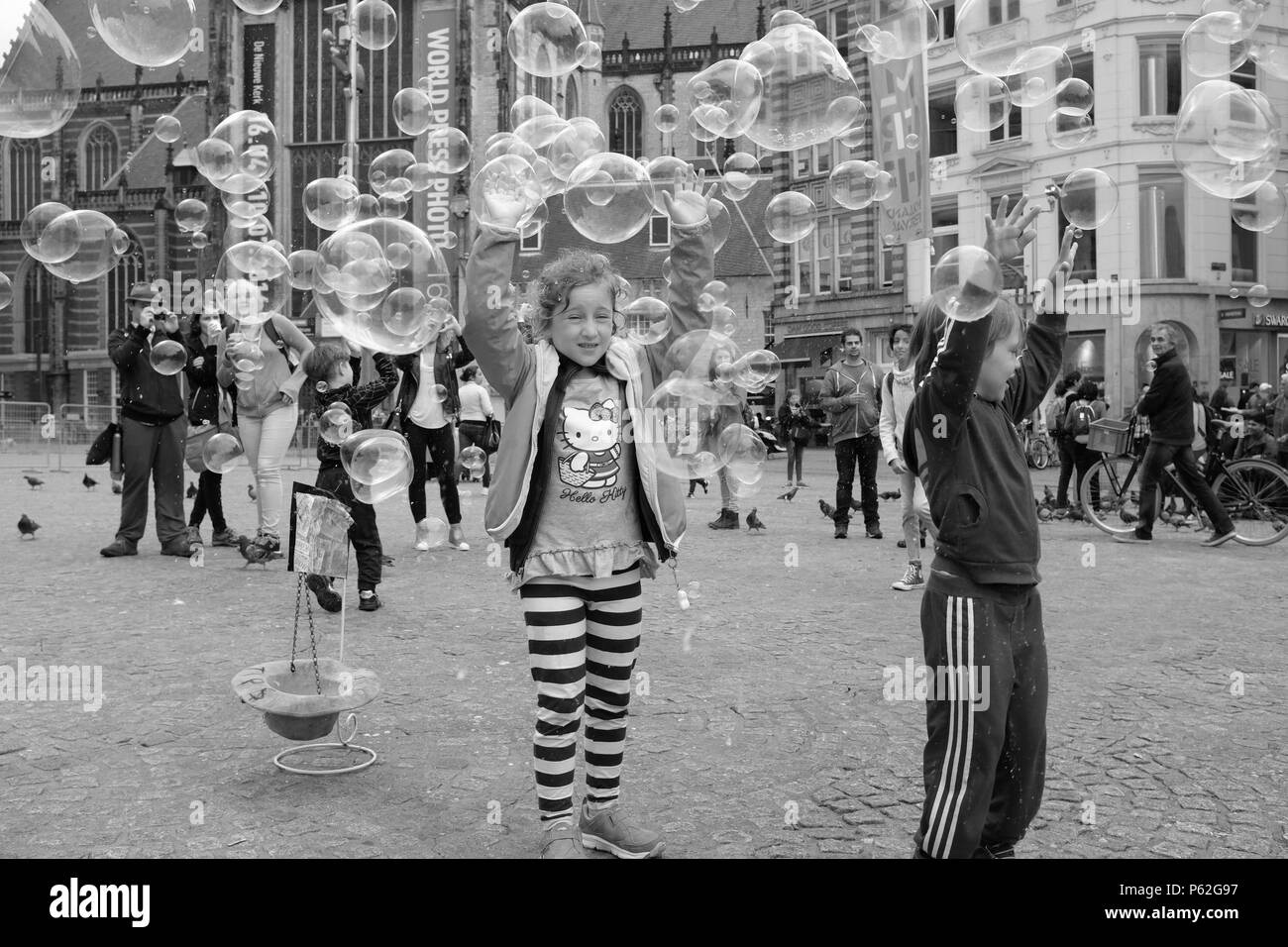 Des bulles de savon dans la rue à la place du Dam à Amsterdam Banque D'Images