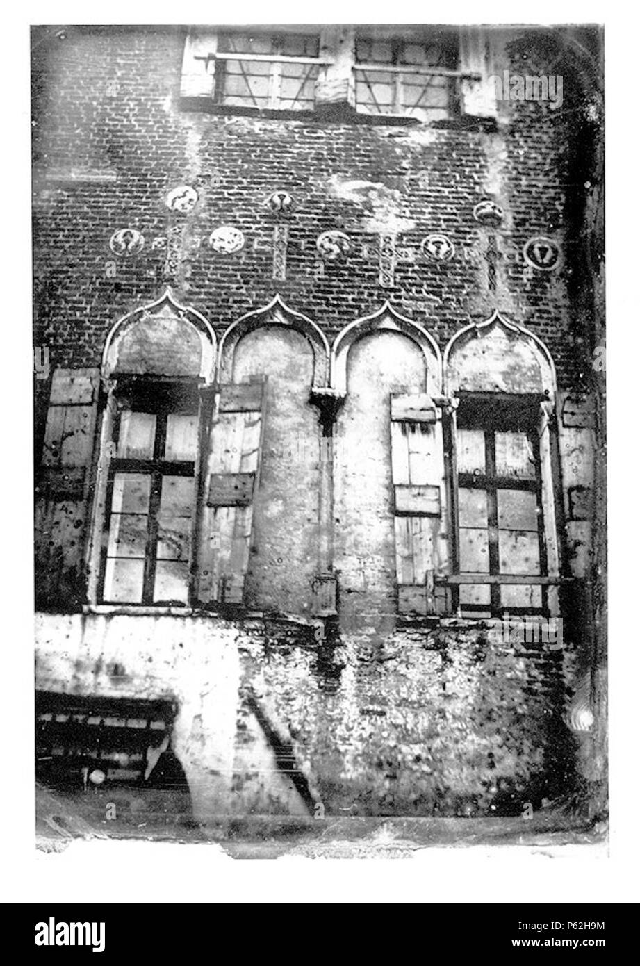 N/A. Anglais : d'un Daguerréotype quadrifora byzantine dans la façade de la Casa degli Zane, Venise. La Casa degli Zane est situé dans le Campo Santa Maria Mater Domini, une petite place juste à l'ouest du Grand Canal de Venise. John Ruskin est connu pour avoir utilisé des daguerréotypes abondamment dans la préparation de son compte de l'architecture vénitienne encyclopédique, Les Pierres de Venise, publié en trois volumes en 1851 et 1853. . Entre 1851 et 1853. John Ruskin (1819-1900) Noms alternatifs Description Ruskin British-English auteur, poète, artiste et critique d'art Date de naissance/d Banque D'Images