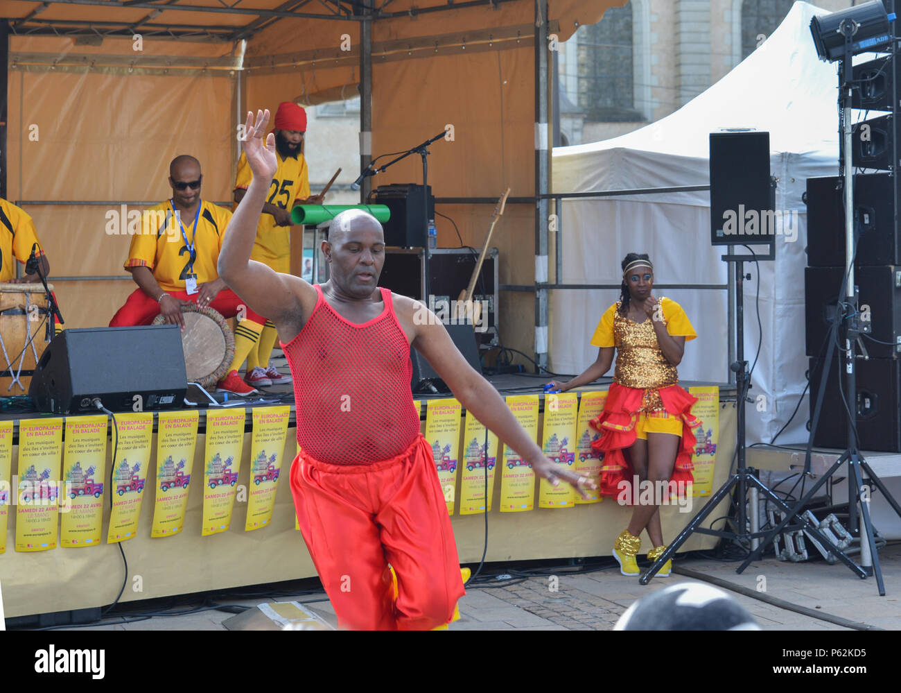 LE MANS, FRANCE - 22 avril 2017 : Festival de jazz de l'Europe Un homme danse une danse des Caraïbes. Robe de musiciens avec des costumes et à jouer de la batterie Banque D'Images