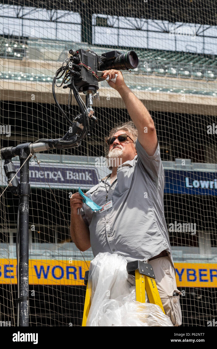 Detroit, Michigan - avant un match de baseball à Comerica Park, stade des Detroit Tigers, un technicien réseau Fox Sports ajuste un contrôlé à distance Banque D'Images