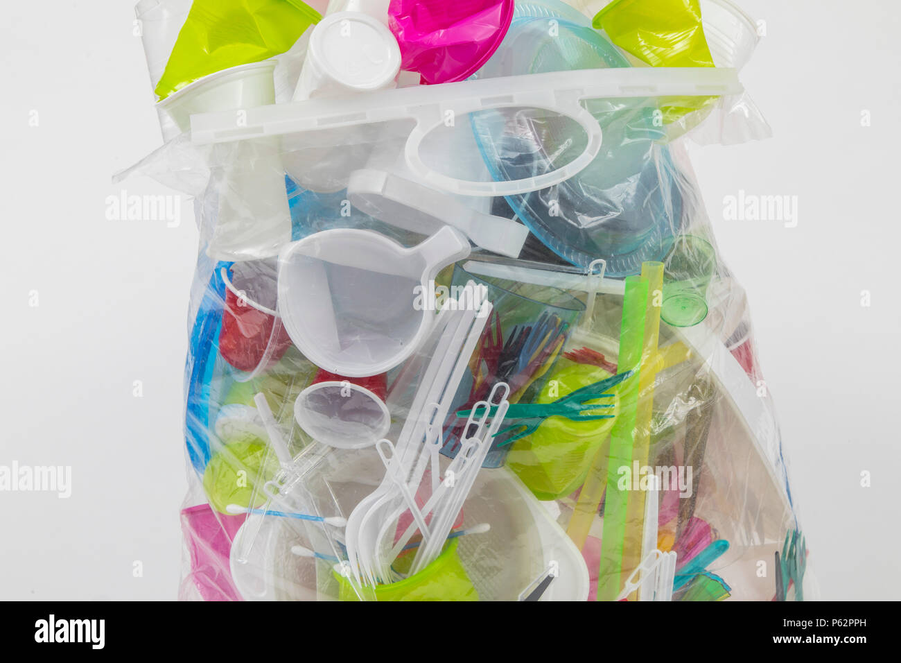 Sac poubelle rempli de vaisselle jetable, des ustensiles en plastique, verres en plastique, des sacs en plastique et autres déchets en plastique, de différentes couleurs, tailles et types Banque D'Images