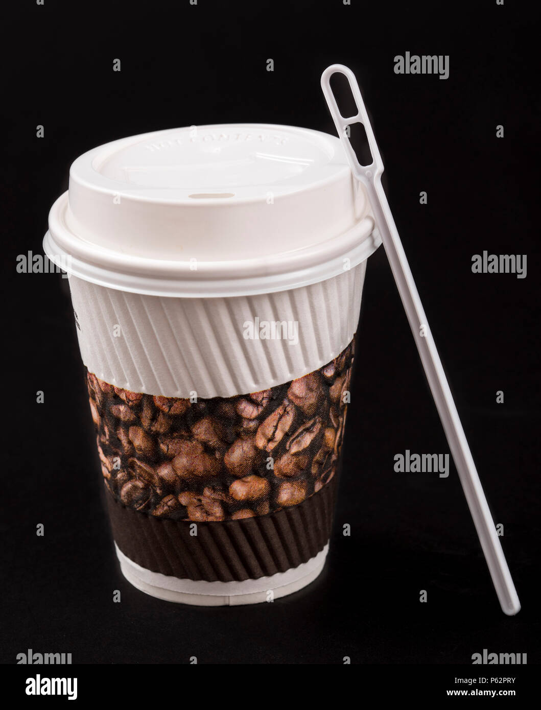 Tasse à café jetable, d'aller, avec baguette d'agitation en plastique, déchets de plastique, Banque D'Images