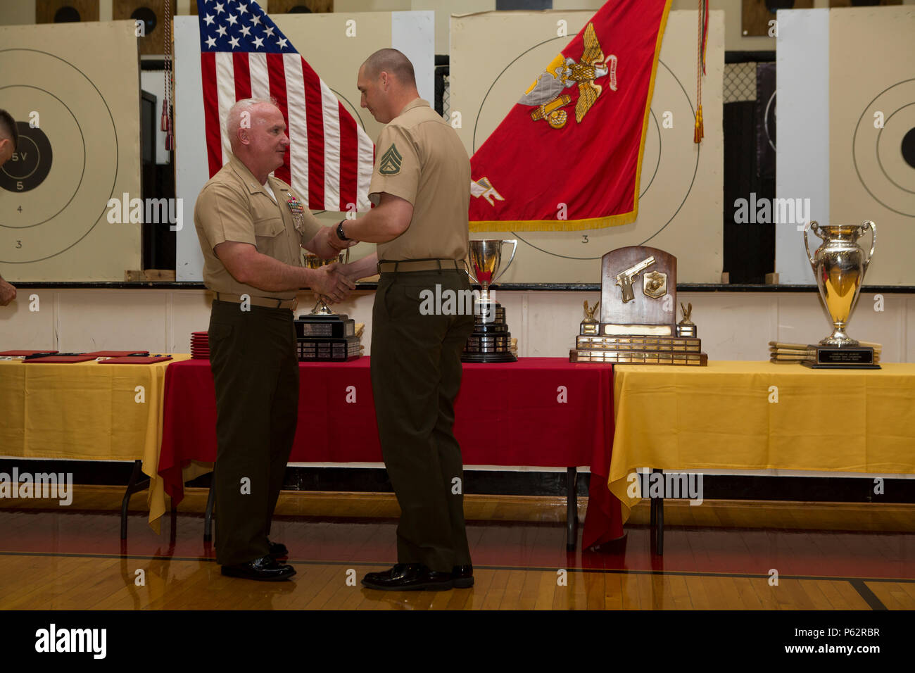 Le colonel du Corps des Marines américain Timothy M. Parker, gauche ...