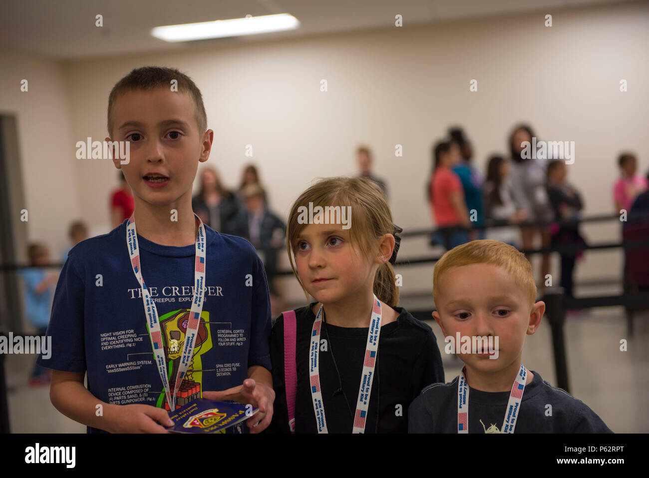 Trois enfants se tenir à une simulation de la ligne de déploiement à Gunfighter Jr. le 4 avril 2016 à Mountain Home Air Force Base, Texas. Au cours de Gunfighter Jr. enfants apprendre de première main ce que c'est que lorsqu'un parent se déploie. (U.S. Air Force photo par Airman Malaisie Berry/libérés) Banque D'Images