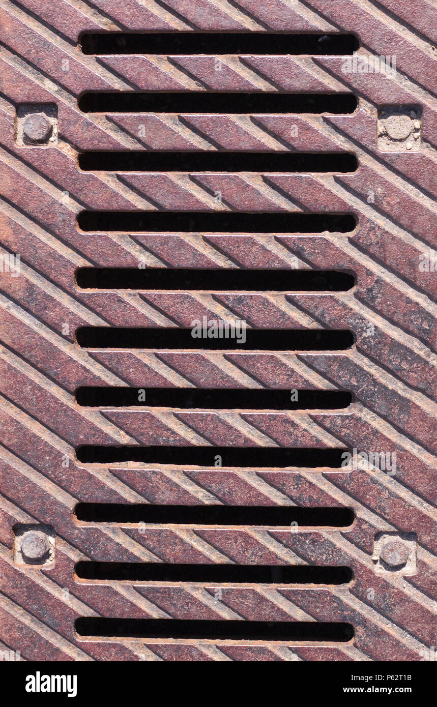 Rusty cage gouttière de drainage à rayures, l'arrière-plan industriel.. Banque D'Images