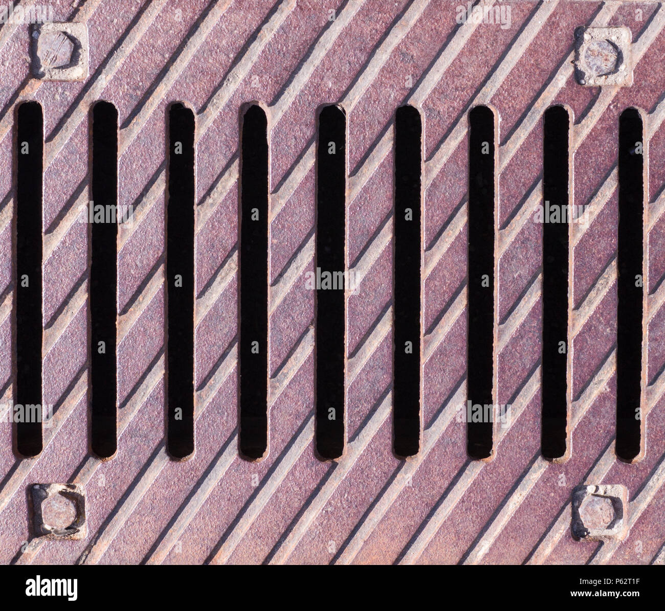 Rusty cage gouttière de drainage à rayures, l'arrière-plan industriel.. Banque D'Images