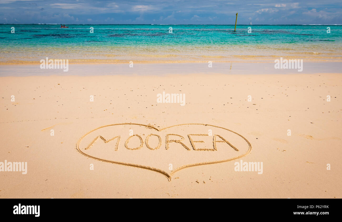 Concept de plage en été : texte écrit entouré d'une forme de cœur sur la belle plage de l'île de Moorea, Polynésie française Banque D'Images