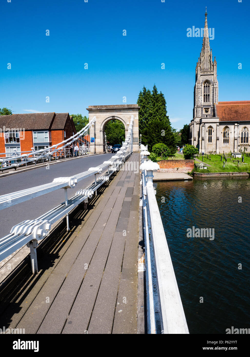 Marlow bridge pont suspendu, à travers Tamise conçu par William Tierney Clark, avec l'église All Saints, Marlow, Buckinghamshire, Angleterre, Royaume-Uni, Banque D'Images