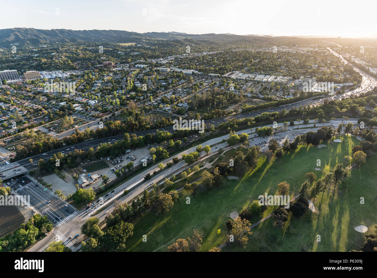 La fin de l'après-midi vue aérienne de l'autoroute 101 près de la Ventura Sepulveda bassin dans la région de Encino le San Fernando Valley à Los Angeles, fabriquées main e Banque D'Images