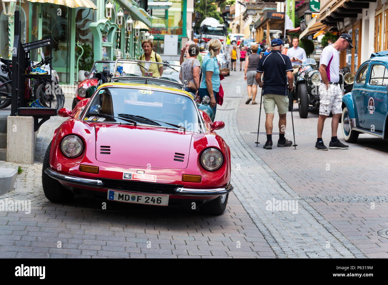 SAALBACH-HINTERGLEMM, Autriche - 21 juin 2018 : Ferrari Dino 1950 vintage voitures anciennes se préparer à Saalbach Classic rally le 21 juin, 2018 Banque D'Images