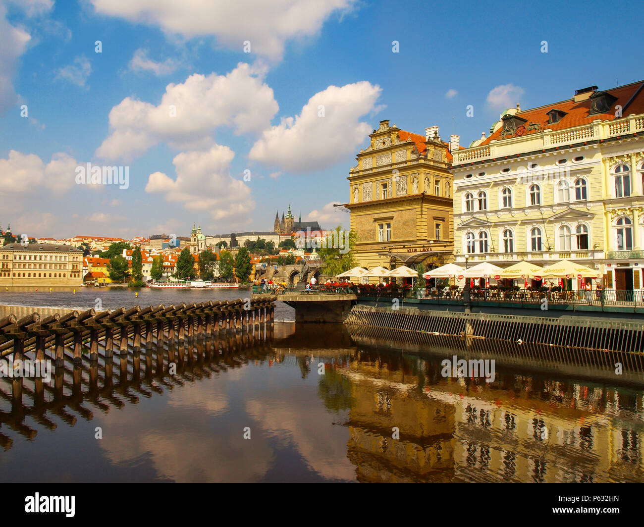 Vue urbaine avec la Vltava, le château de Prague et la Cathédrale St Vitus à Prague, République Tchèque Banque D'Images