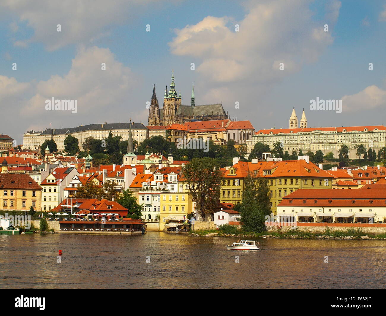 Vue urbaine avec la Vltava, le château de Prague et la Cathédrale St Vitus à Prague, République Tchèque Banque D'Images
