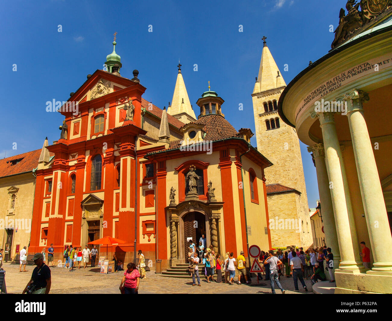 Prague, République tchèque - Les touristes visitant la basilique Saint George Banque D'Images