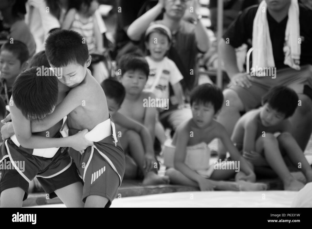 Kyoto, Japon, août 2017 : piscine extérieure pour enfants tournoi de sumo du Parc Nakanoshima d'Arashiyama. Banque D'Images