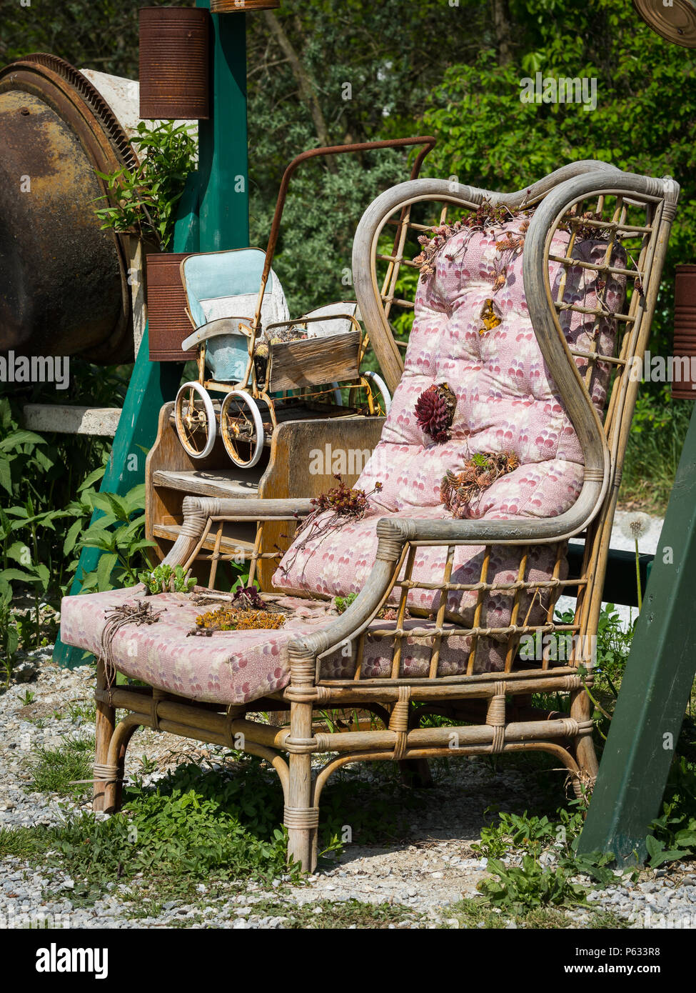 Vieille chaise utilisé comme décoration dans un jardin, journée ensoleillée au printemps Banque D'Images
