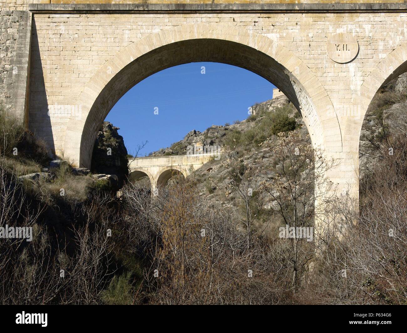 ABRIGO DEL POLLO (107/3R) : VISTA GENERAL DEL VALLE DONDE SE UBICA EL ABRIGO DESDE EL PRIMER ACUEDUCTO DEL CANAL DE ISABEL II. Banque D'Images