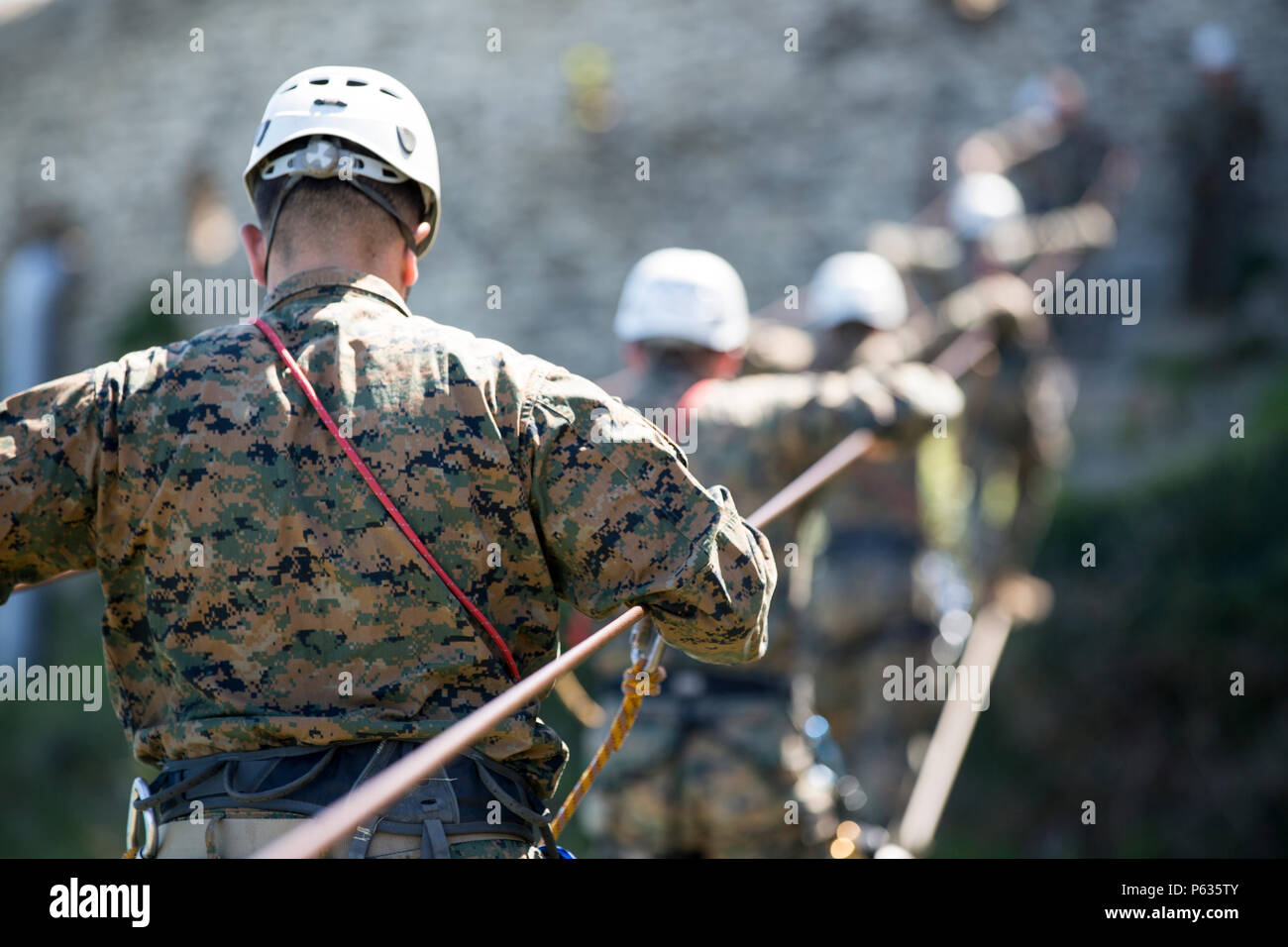 Les Marines américains avec la compagnie Bravo, 1er Bataillon, 8e Régiment de Marines, air-sol marin à des fins spéciales Groupe Force-Crisis Response-Africa suit un entraînement commando français à travers un câble de moniteur haut obstacle pendant un cours de confiance à bord du Commando National Training Centre, France, Avril 7, 2016. L'entraînement commando français contesté SPMAGTF-CR-AF Marines' endurance physique et mentale et les ont préparés à aborder les obstacles previsouly inconnus de eux. (U.S. Marine Corps photo par le Sgt. Kassie L. McDole/libérés) Banque D'Images