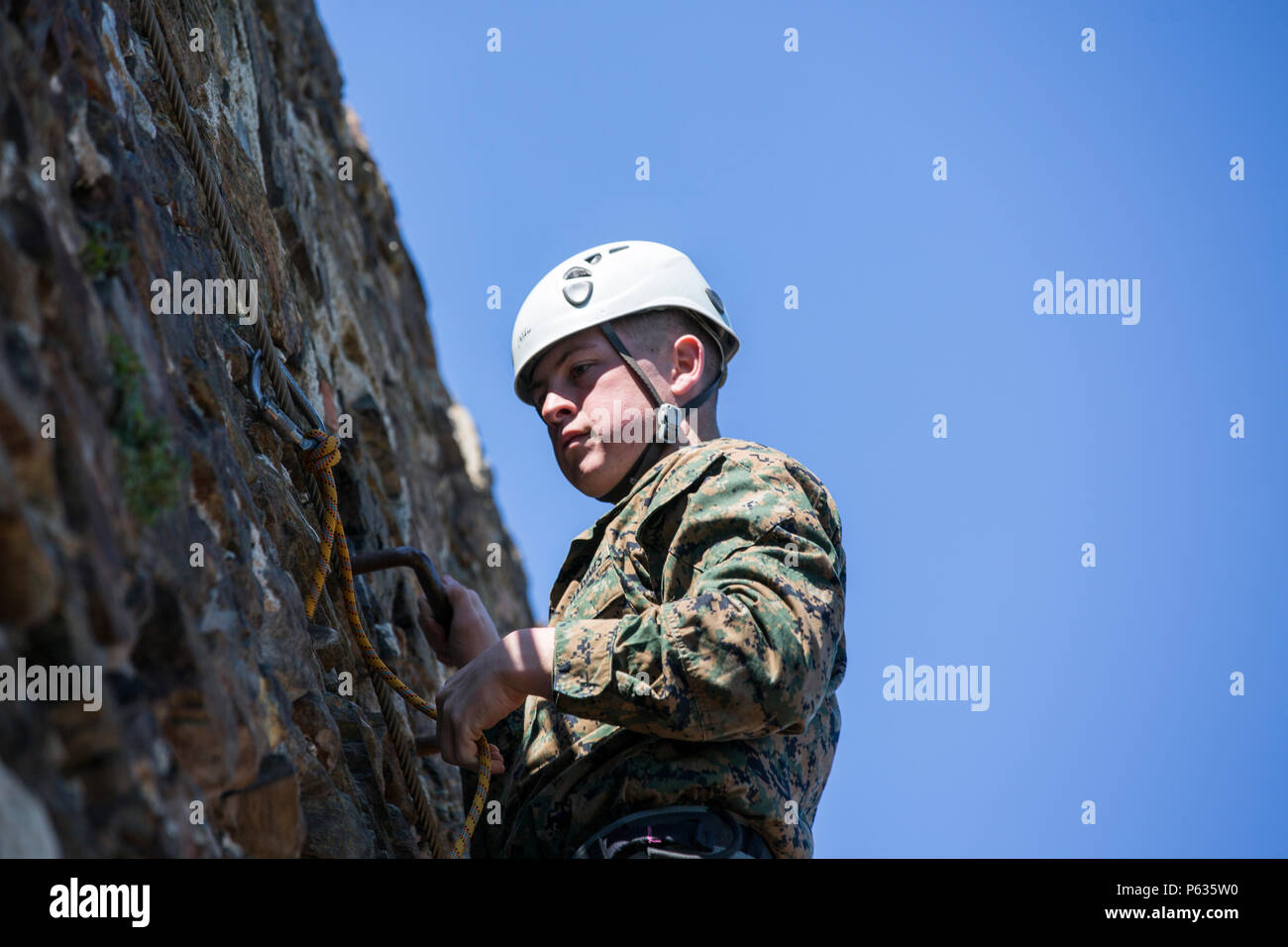Le Corps des Marines des États-Unis. Jeremy L. Fultz, rifleman avec la compagnie Bravo, 1er Bataillon, 8e Régiment de Marines, air-sol marin à des fins spéciales Groupe Force-Crisis Response-Africa grimpe le long d'un mur au cours d'une confiance en soi à bord du Commando National Training Centre, France, Avril 7, 2016. La formation commando français est un exemple de la poursuite du partenariat entre le français et l'armée américaine pour soutenir le SPMAGTF-CR-AF mission. (U.S. Marine Corps photo par le Sgt. Kassie L. McDole/libérés) Banque D'Images