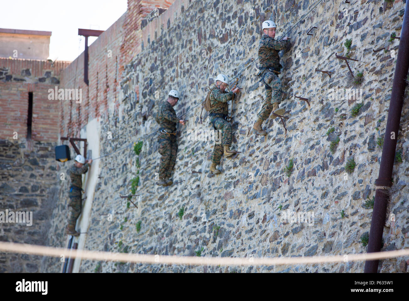 Les Marines américains avec la compagnie Bravo, 1er Bataillon, 8e Régiment de Marines, air-sol marin à des fins spéciales Groupe Force-Crisis Response-Africa manoeuvre le long d'un mur au cours d'une confiance en soi à bord du Commando National Training Centre, France, Avril 7, 2016. La formation commando français est un exemple de la poursuite du partenariat entre le français et l'armée américaine pour soutenir le SPMAGTF-CR-AF mission. (U.S. Marine Corps photo par le Sgt. Kassie L. McDole/libérés) Banque D'Images