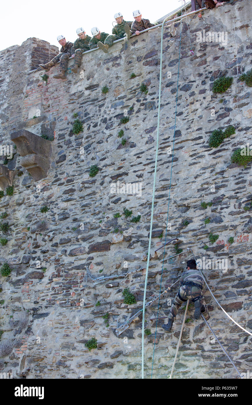 Adjudant Français Frank Chaudrel, (en bas), commando instructeur de formation avec le Centre d'Entraînement Commando National démontre comment naviguer un obstacle aux Marines des États-Unis avec la compagnie Bravo, 1er Bataillon, 8e Régiment de Marines, air-sol marin à des fins spéciales Groupe Force-Crisis Response-Africa au cours d'une confiance en soi à bord du Commando National Training Centre, France, Avril 7, 2016. L'entraînement commando français contesté SPMAGTF-CR-AF Marines' endurance physique et mentale et les ont préparés à aborder les obstacles inconnus auparavant. (U.S. Marine Corps photo par le Sgt. Kassie L. McDol Banque D'Images