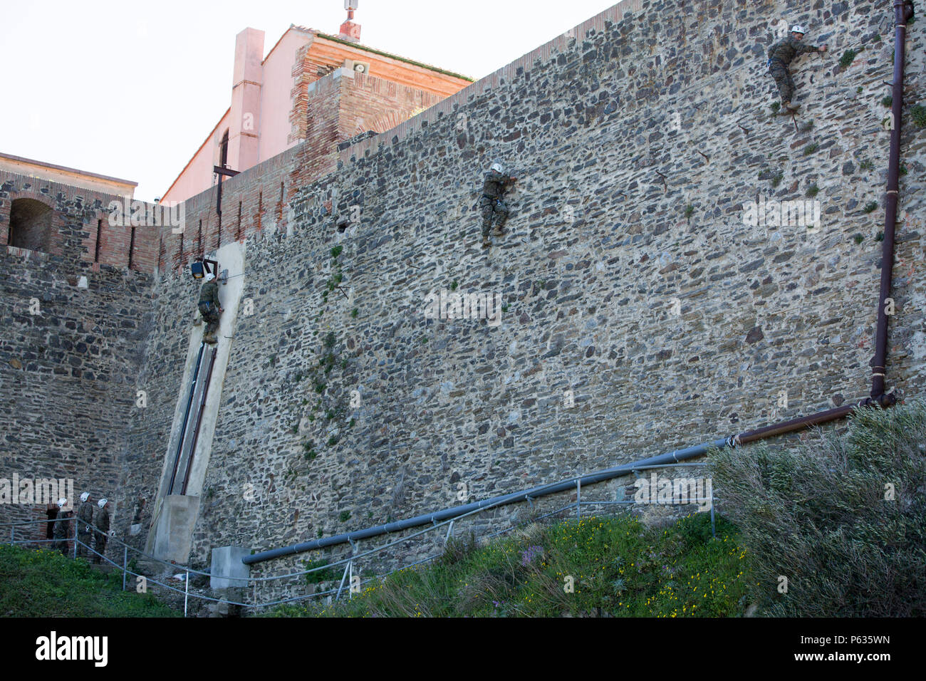 Les Marines américains avec la compagnie Bravo, 1er Bataillon, 8e Régiment de Marines, air-sol marin à des fins spéciales Groupe Force-Crisis Response-Africa d'un mur au cours d'une confiance en soi à bord du Commando National Training Centre, France, Avril 7, 2016. La formation des instructeurs commando français a mené une confiance en soi au cours d'entraînement commando réaliste avec SPMAGTF-CR-AF marines afin de pousser les limites mentales et physiques des Marines. (U.S. Marine Corps photo par le Sgt. Kassie L. McDole/libérés) Banque D'Images
