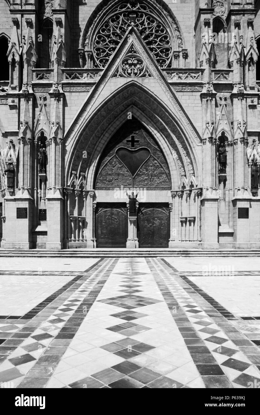 Carreaux pour faire un chemin d'accès à la porte principale de la cathédrale de Quito, en Équateur. Banque D'Images