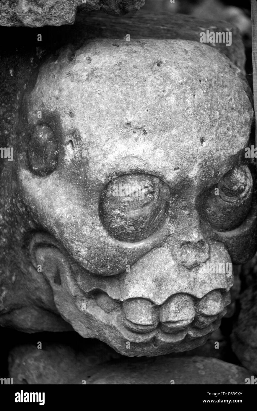 Bloc de construction mayas, sculpté pour représenter un crâne - ruines de Copan, HONDURAS Banque D'Images