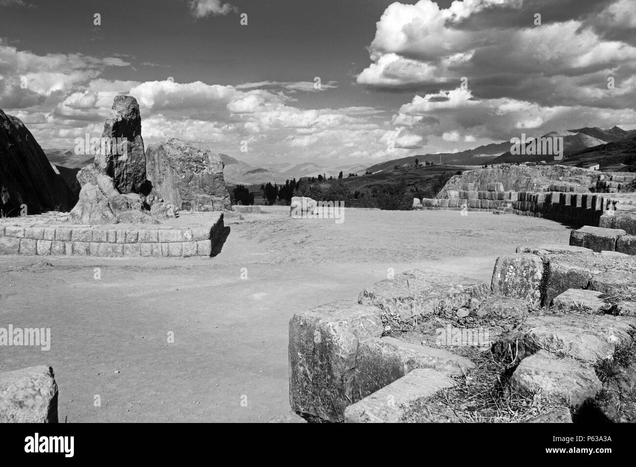 Un monolithe de roche sculptée domine les ruines Incas de QUENCO près de Cuzco, Pérou Banque D'Images