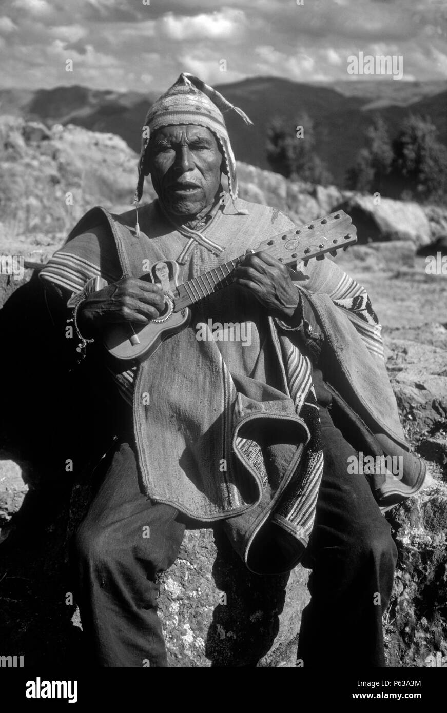 QUECHUA vieille MAN playing guitar - ANDES PÉRUVIENNES Banque D'Images