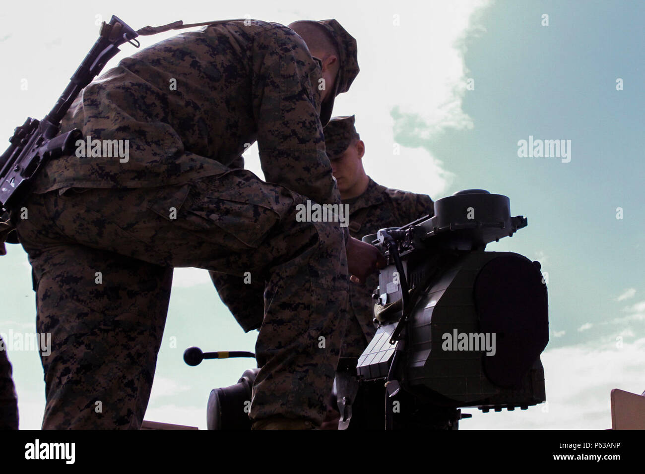 Les Marines américains avec la Force de rotation de la mer Noire monter un système SABRE leurs véhicules en préparation de Lynx Platinum 16-4 à bord de la zone d'entraînement Babadag, en Roumanie, le 15 avril 2016. Alliés des États-Unis et la Roumanie mènera les tactiques au niveau de l'entreprise pour maîtriser le feu et la manœuvre. (U.S. Marine Corps photo par Lance Cpl. Kyle A. Kauffman/libérés) Banque D'Images
