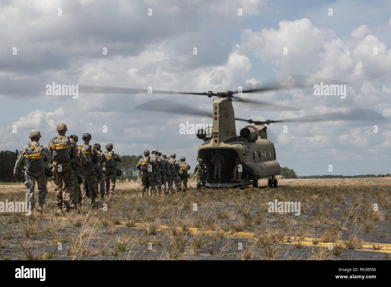 Les parachutistes de l'Armée américaine à bord d'un CH-47 Chinook, lors de l'opération Skyfall nous, sur la zone de nuit Stalker, Sylvania, Ga., 11 avril 2016. Skyfall opération USA (OS-U) est une caméra de combat 982e Airborne (Compagnie de Théâtre) L'initiative de coopération en matière de sécurité. OS-U est un projet commun, de plusieurs composants, multi-latérale de la Caméra de combat d'échange d'experts en la matière qui ont lieu dans plusieurs endroits en Géorgie. OS-U fait partie d'une série qui comprend OS-Deutschland, OS-France, et OS-Kosovo.(U.S. Photo de l'armée par le Sgt. Jésus Guerrero/libérés) Banque D'Images