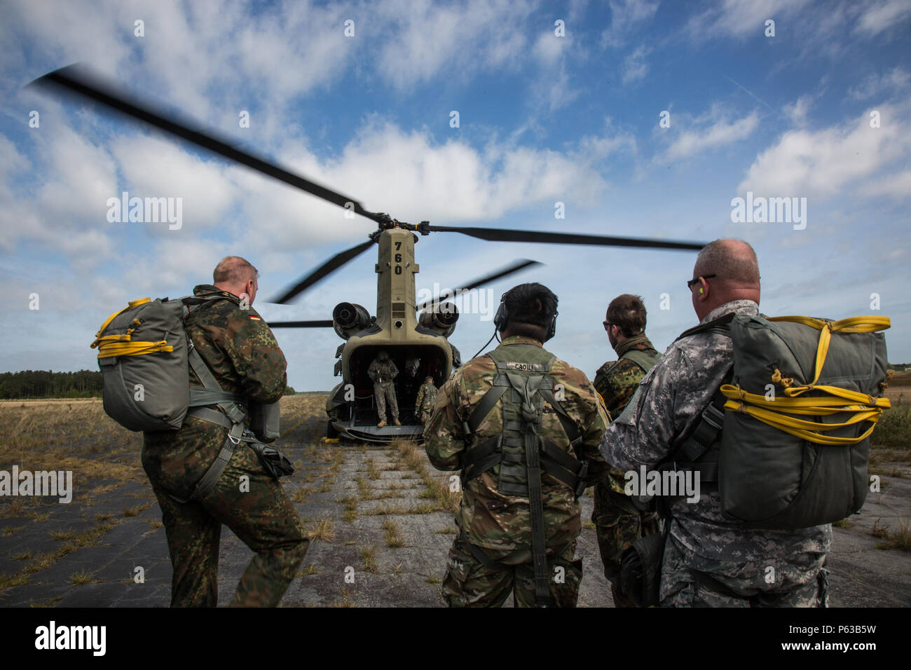 États-unis et du soldat allemand Jump Masters, préparez-vous à bord d'un CH-47 Chinook, durant l'opération Skyfall nous, sur la zone de nuit Stalker, Sylvania, Ga., 11 avril 2016. Skyfall opération USA (OS-U) est une caméra de combat 982e Airborne (Compagnie de Théâtre) L'initiative de coopération en matière de sécurité. OS-U est un projet commun, de plusieurs composants, multi-latérale de la Caméra de combat d'échange d'experts en la matière qui ont lieu dans plusieurs endroits en Géorgie. OS-U fait partie d'une série qui comprend OS-Deutschland, OS-France, et OS-Kosovo.(U.S. Photo de l'armée par le Sgt. Jésus Guerrero/libérés) Banque D'Images