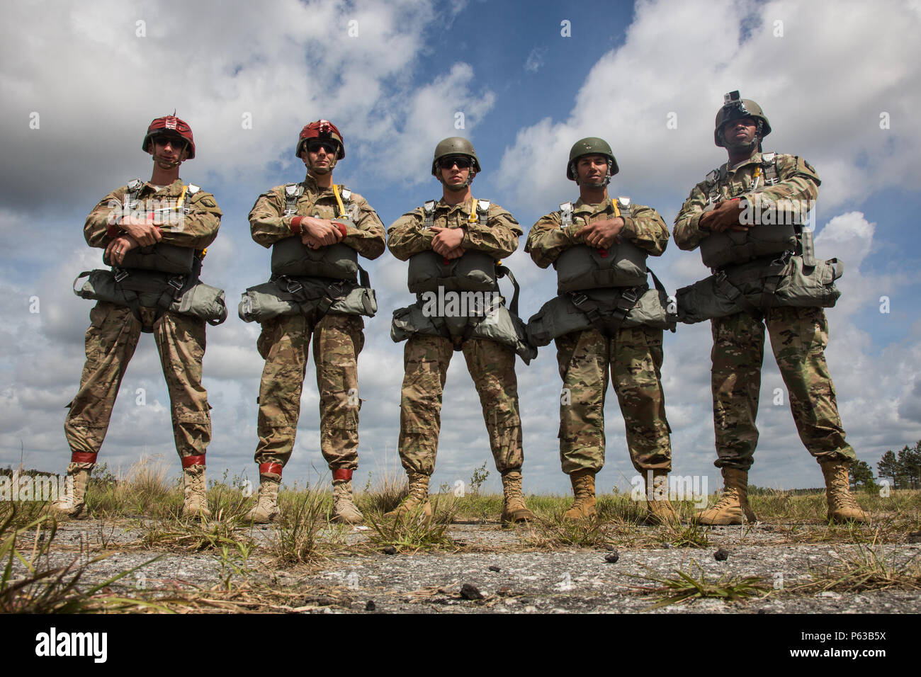 Les parachutistes de l'armée américaine, affecté à la 55e Compagnie de transmissions (Caméra Combat), de participer à une opération aéroportée, durant l'opération Skyfall nous, sur la zone de nuit Stalker, Sylvania, Ga., 11 avril 2016. Skyfall opération USA (OS-U) est une caméra de combat 982e Airborne (Compagnie de Théâtre) L'initiative de coopération en matière de sécurité. OS-U est un projet commun, de plusieurs composants, multi-latérale de la Caméra de combat d'échange d'experts en la matière qui ont lieu dans plusieurs endroits en Géorgie. OS-U fait partie d'une série qui comprend OS-Deutschland, OS-France, et OS-Kosovo. (U.S. Photo de l'armée par le Sgt. Jésus Guerrero/libérés) Banque D'Images