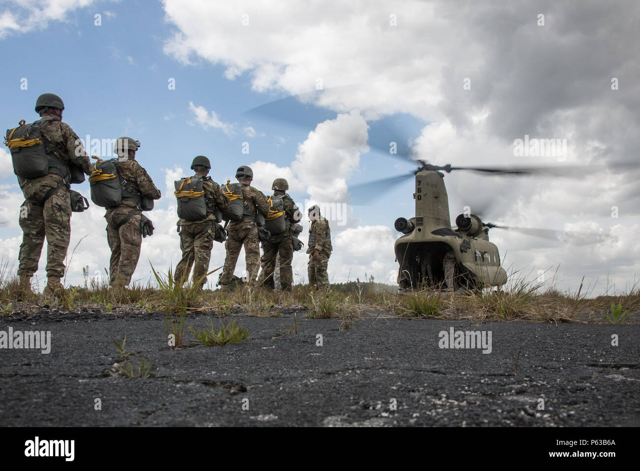 Les parachutistes de l'Armée américaine à bord d'un CH-47 Chinook, lors de l'opération Skyfall nous, sur la zone de nuit Stalker, Sylvania, Ga., 11 avril 2016. Skyfall opération USA (OS-U) est une caméra de combat 982e Airborne (Compagnie de Théâtre) L'initiative de coopération en matière de sécurité. OS-U est un projet commun, de plusieurs composants, multi-latérale de la Caméra de combat d'échange d'experts en la matière qui ont lieu dans plusieurs endroits en Géorgie. OS-U fait partie d'une série qui comprend OS-Deutschland, OS-France, et OS-Kosovo. (U.S. Photo de l'armée par le Sgt. Jésus Guerrero/libérés) Banque D'Images